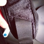 On re-coud la sangle en place