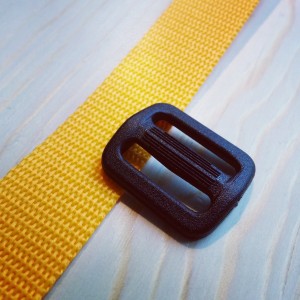 Les matériaux : de la sangle et un triglide