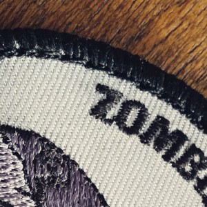 Les points de couture sont entre la surface et le bourdon