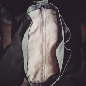 Pose de fermeture sur besace