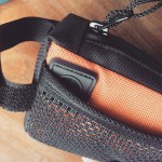 Le passage de câble chargeur