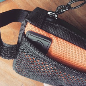 Le passage de câble chargeur