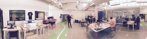 Panorama de l'atelier textile. Derrière, les imprimantes 3D.